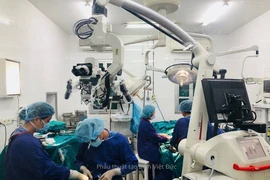 Lột toàn bộ da đầu do tóc quấn vào máy sắt