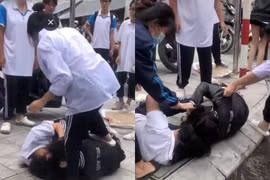 Nữ sinh lớp 10 ở Hà Nội đánh nhau trước cổng trường vì nghi bị 'nhìn đểu'