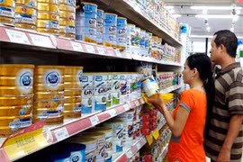 Hoang mang khi chọn mua sữa công thức cho trẻ