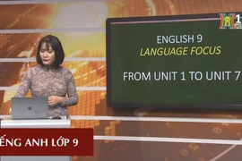 Học sinh cuối cấp Hà Nội học qua truyền hình