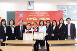 Tặng bằng khen cho hai học sinh nhặt được 20 triệu trả người mất