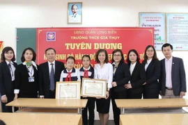 Tặng bằng khen cho hai học sinh nhặt được 20 triệu trả người mất