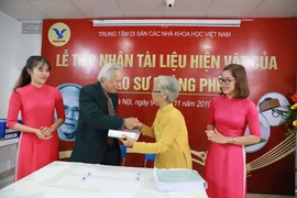 Lễ tiếp nhận hiện vật của GS Hoàng Phê