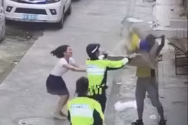 Nóng: Đỡ gọn bé trai rơi khỏi tầng 2