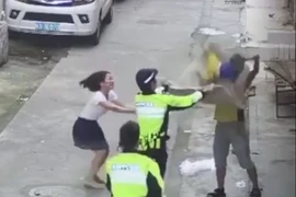 Nóng: Đỡ gọn bé trai rơi khỏi tầng 2