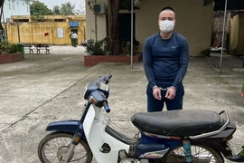 Đối tượng Quách Văn Linh cùng tang vật vụ án.