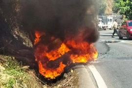 Xe khách cháy rụi khi đổ đèo 