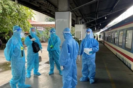 Nhân viên Ga Sài Gòn chuẩn bị đón khách lên tàu.