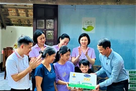  Vinamilk tặng học bổng cho một “chiếc lá chưa lành” tại Nghệ An
