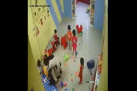Rút giấy phép cơ sở giữ trẻ có cô giáo đánh 4 trẻ nhỏ