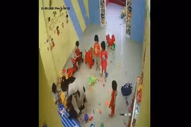 Rút giấy phép cơ sở giữ trẻ có cô giáo đánh 4 trẻ nhỏ