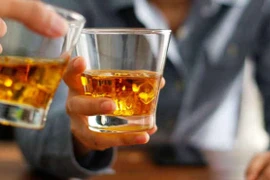 Tại sao phụ nữ uống rượu dễ say hơn nam giới?