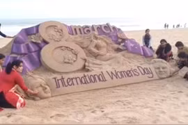 Video: Tác phẩm điêu khắc cát mừng Ngày Quốc tế Phụ nữ