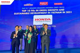 Ông Hà Kim Ngọc, Thứ trưởng Bộ Ngoại giao và TSKH Phan Xuân Dũng, Chủ tịch Liên hiệp các Hội Khoa học và Kỹ thuật Việt Nam (bên phải) trao tặng Cup và chứng nhận Rồng Vàng 2021 - 2022 cho đại diện HVN.