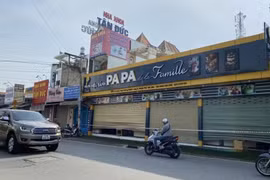 Video: Giải cứu 11 người mắc kẹt trong đám cháy tại một tiệm bánh ở TP Thủ Đức