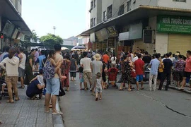 [Ảnh] Hiện trường vụ nổ khiến nhiều người bị thương ở khu chung cư Linh Đàm