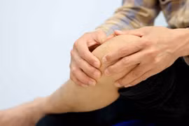 Xoa đầu gối trị đau chân