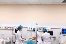 Trẻ 11 tuổi hôn mê sâu do tưởng chai thuốc trừ sâu là sữa