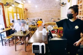 Hà Nội ngày mở cửa trở lại dịch vụ ăn uống, cắt tóc gội đầu