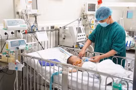 Đắp lá cây chữa mụn, bé trai ở Thanh Hóa phải cắt bỏ tinh hoàn