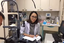 Bị cận do áp lực học tập?