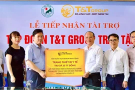 Ông Nguyễn Tất Thắng, Phó Tổng Giám đốc Tập đoàn T&T Group trao ủng hộ cho TS.BS Nguyễn Văn Thường, Giám đốc Bệnh viện Đa khoa Đức Giang.