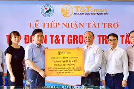 Ông Nguyễn Tất Thắng, Phó Tổng Giám đốc Tập đoàn T&T Group trao ủng hộ cho TS.BS Nguyễn Văn Thường, Giám đốc Bệnh viện Đa khoa Đức Giang.