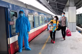 Một số hành khách do chưa đáp ứng được những yêu cầu về phòng dịch Covid-19 nên không được lên tàu.