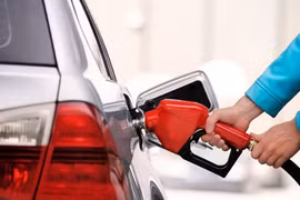 Để bình xăng ô tô cạn mới đổ gây hại cho xe như thế nào?