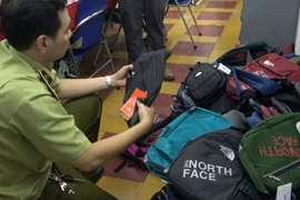 "Hàng hiệu giá 50.000 đồng" được bày bán nhan nhản tại chợ An Đông