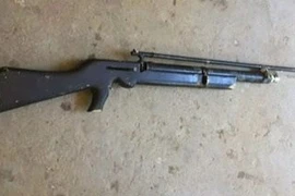 Trúng đạn do súng bị cướp cò, bé 4 tuổi tử vong thương tâm