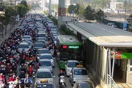 Đề xuất thu phí khí thải: Phí chồng phí, xe máy ô tô gánh thêm phí mới?