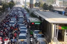 Đề xuất thu phí khí thải: Phí chồng phí, xe máy ô tô gánh thêm phí mới?