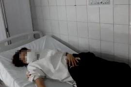 Buộc thôi việc cô giáo uống thuốc tự tử trước mặt hiệu trưởng