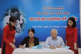  Tiếp nhận kỷ vật của người thầy, bác sĩ đầu ngành tai mũi họng
