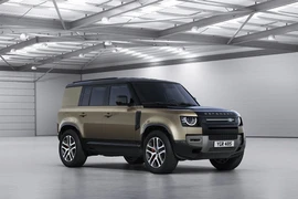 Land Rover trình làng Defender 130 mới chở tới 8 người lớn 