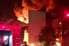 Ngọn lửa bao trùm kho vải nguyên liệu Công ty cổ phần Đồng Tiến tối 11/10.