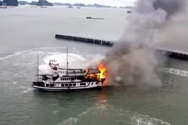 Cháy tàu du lịch tại Quảng Ninh