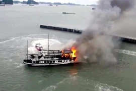 Cháy tàu du lịch tại Quảng Ninh