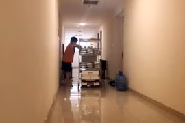 Robot đưa thức ăn, khử khuẩn, giúp bác sĩ theo dõi bệnh nhân Covid-19