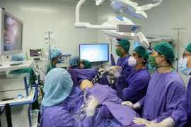 Nội soi hoàn toàn tạo hình thực quản bằng dạ dày