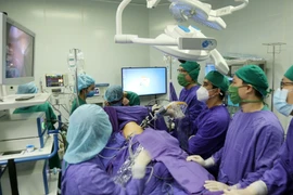 Nội soi hoàn toàn tạo hình thực quản bằng dạ dày