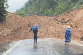 Ước tính có khoảng 9.000m3 đất đá bị sạt lở, lực lượng chức năng đang khắc phục sự cố