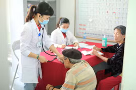 Cứu trợ miền Trung kết hợp khám chữa bệnh và phát thuốc miễn phí 