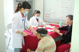 Cứu trợ miền Trung kết hợp khám chữa bệnh và phát thuốc miễn phí 