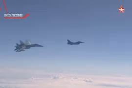 Su -27 Nga chặn F-18 NATO tiếp cận máy bay Bộ trưởng Shoigu trên biển Baltic