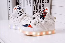 Giầy dép có đèn nhấp nháy… làm hại trẻ