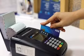 Từ ngày 1/9, giảm 50% phí chuyển tiền liên ngân hàng 