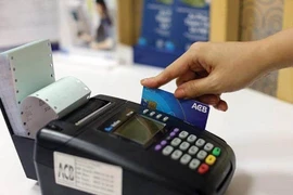 Từ ngày 1/9, giảm 50% phí chuyển tiền liên ngân hàng 