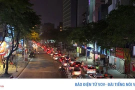 Dòng xe cộ cuồn cuộn đội mưa rét ngày cận Tết Canh Tý 2020